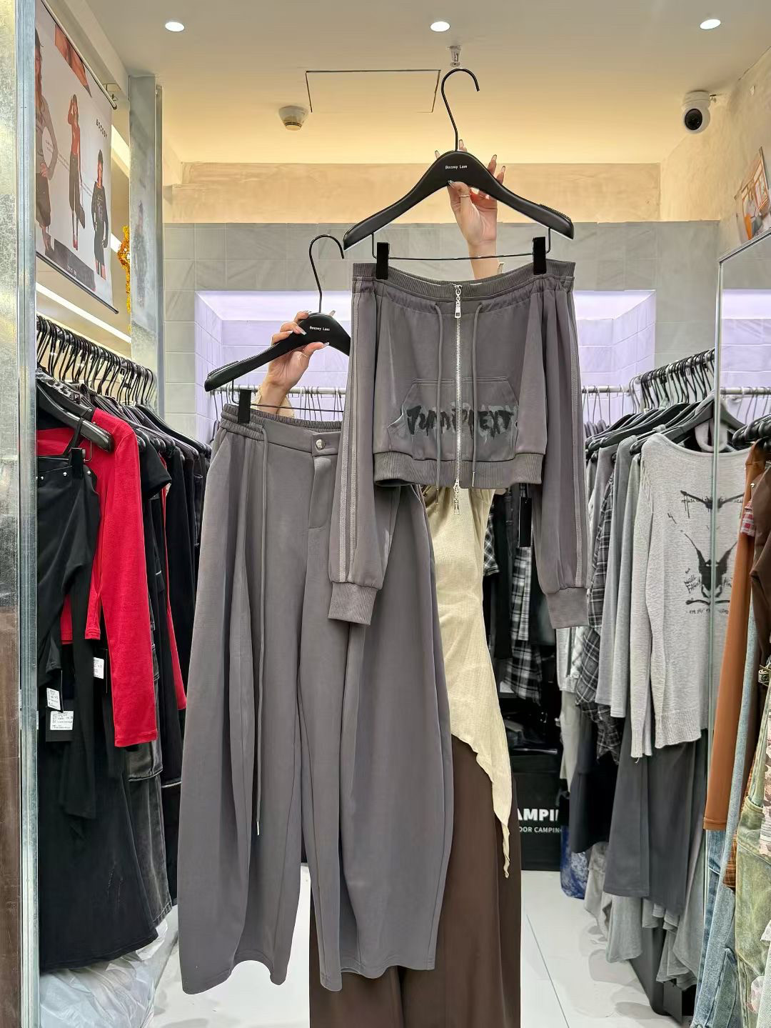 十三行辣妹女装2025秋装新款设计感字母印花卫衣女高腰显瘦阔腿裤