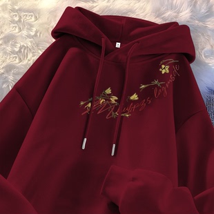 中大童酒红色2026本命年美式枫叶英文印花帽衫卫衣秋冬儿童帽衫