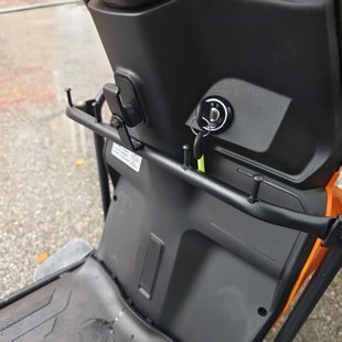 适用雅迪冠能S白鲨90防摔保险杠加厚护杠白鲨90-H后货架浙江版