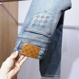 春装潮牌欧货男款压花浅蓝色修身牛仔裤轻奢高端显瘦弹力小脚长裤