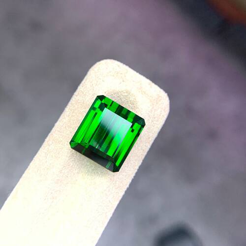 天然电光绿碧玺裸石 颜色美艳 晶体干净 火彩好 14.08克拉