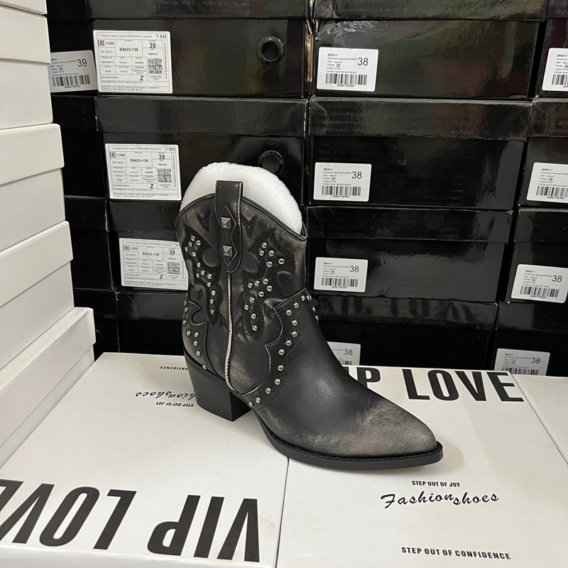 外贸原单出口时尚女鞋尖头粗跟铆钉西部套脚中筒靴