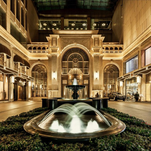 酒店整体式欧式风格，客房内饰华丽，适合拍照打卡，一秒出片！ 大堂的奢华宫廷风，搭配高颜值甜品，深受网红达人们的喜爱！ 艺术殿堂春天美术馆，陈列了许多名作及艺术品，是酒店另一热门打卡点！ 2晚可拆分使用，出行安排更灵活