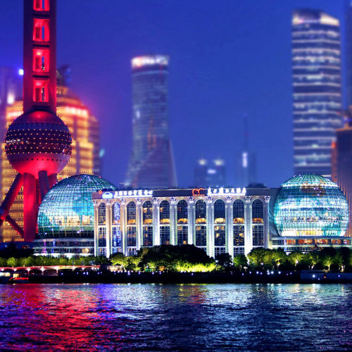 位于上海陆家嘴商圈紧邻地铁站 可赏外滩夜景，步行可达东方明珠塔 支持蚂蚁花呗付款，不约可退