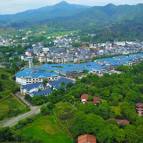 酒店临近九曲溪漂流码头，双遗相邀，踏浪九曲溪畔 3小时双人汉服体验 拼车南次路口轻轨站接站服务（需提前预约） 花呗囤货不约可退