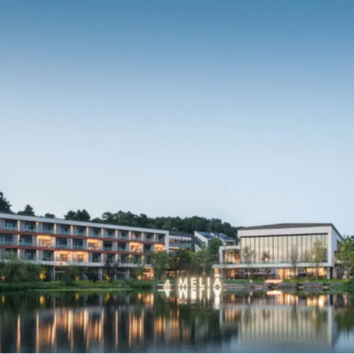 坐落于重庆市两江新区铁山坪，繁华不远，喧嚣不扰 将雾都文化风情与自然美学默契交融的城中度假胜地