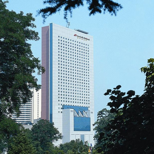 酒店位于大连市商业与购物中心，距离周水子国际机场约30分钟车程 距离大连火车站约10分钟车程，交通便利 坐拥绮丽的劳动公园美景与浪漫的大连港海景 酒店有中式餐厅香港酒楼、西式餐厅瑞诗咖啡厅及江户前日餐厅