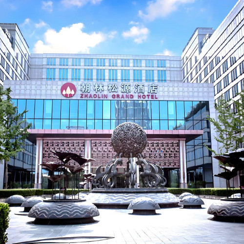酒店内珍藏超百幅国际名师创作的油画真迹 酒店内拥有全球限量施坦威135周年特别珍藏版&ldquo;金榆翡翠&rdquo;钢琴 设有滙&middot;餐厅、缘&middot;中餐厅、绣&middot;泰餐厅，至尊酒廊、悦&middot;咖啡、酒吧等 设有智酷城、智酷乐园、澜&middot;水乐园、逸&middot;空间、萌宠乐园等亲子板块