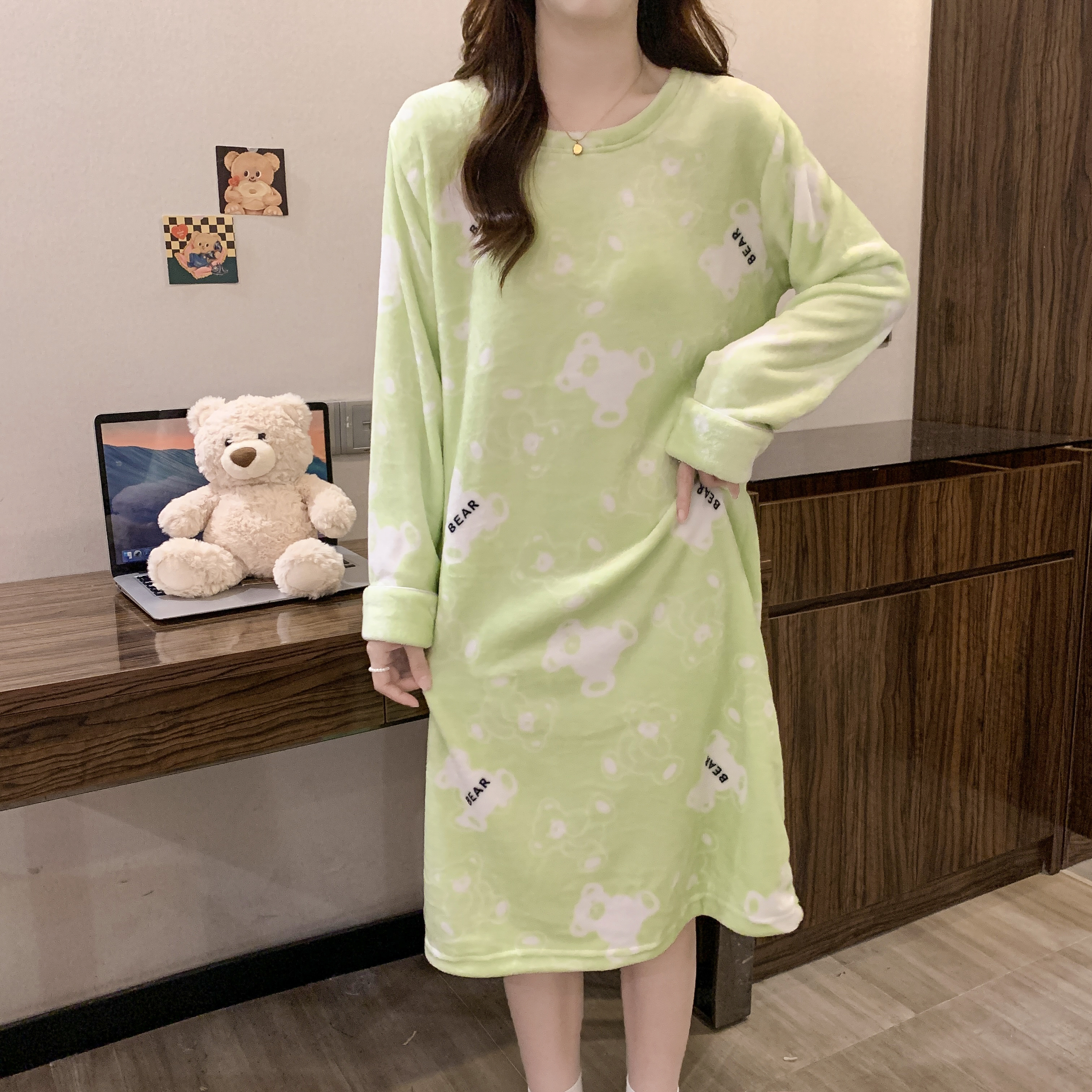 珊瑚绒睡裙女秋冬长袖宽松大码家居服圆领法兰绒中长款过膝睡衣女