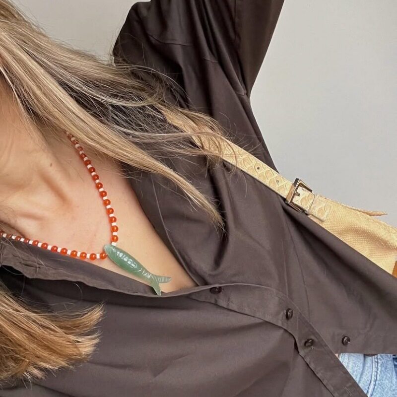 欧美饰品玉石雕刻小鱼贝壳项链简约时髦串珠度假风彩色石头锁骨链