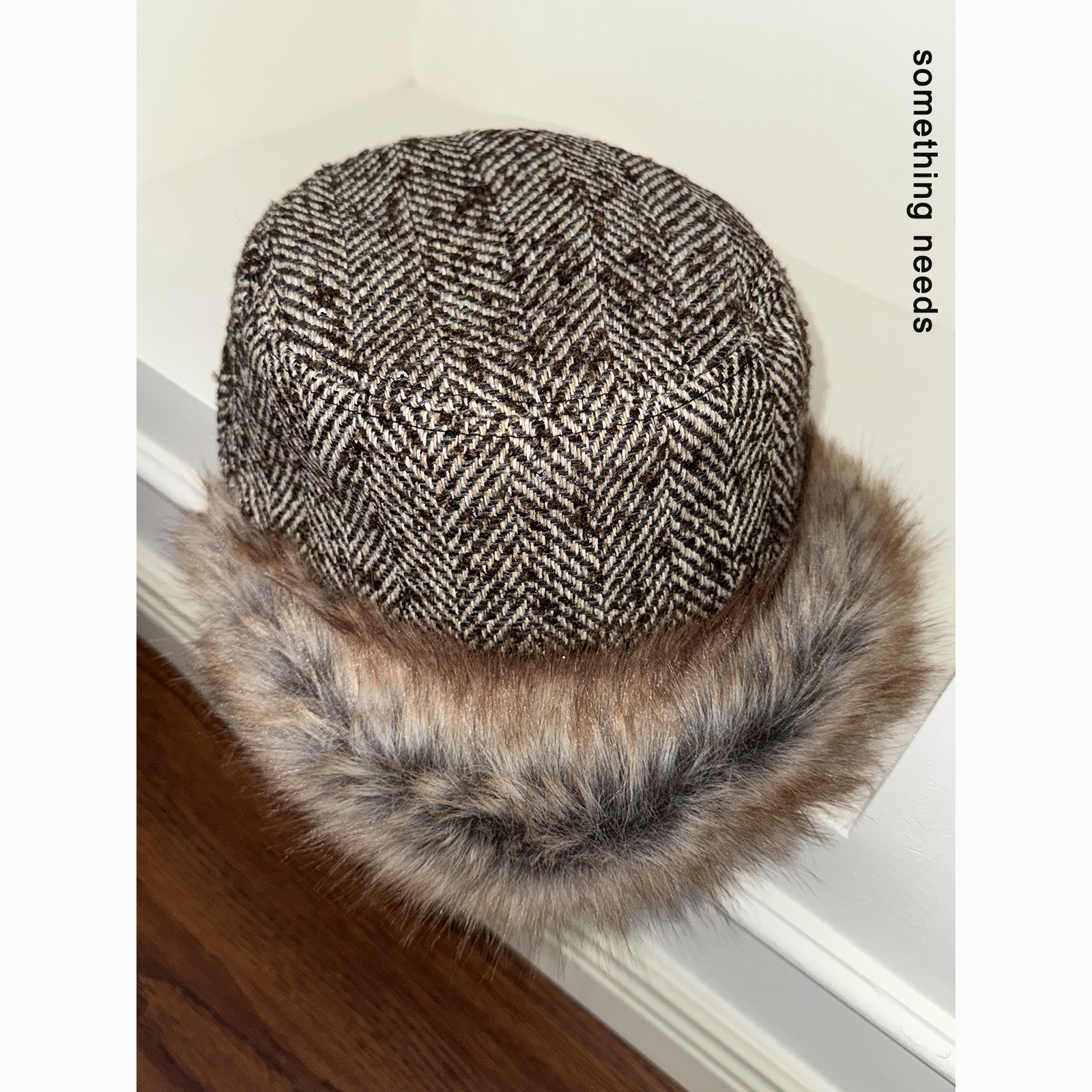 郑佰万设计感仿皮草帽檐骑士帽