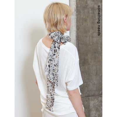 郑佰万法式复古豹纹长条丝巾