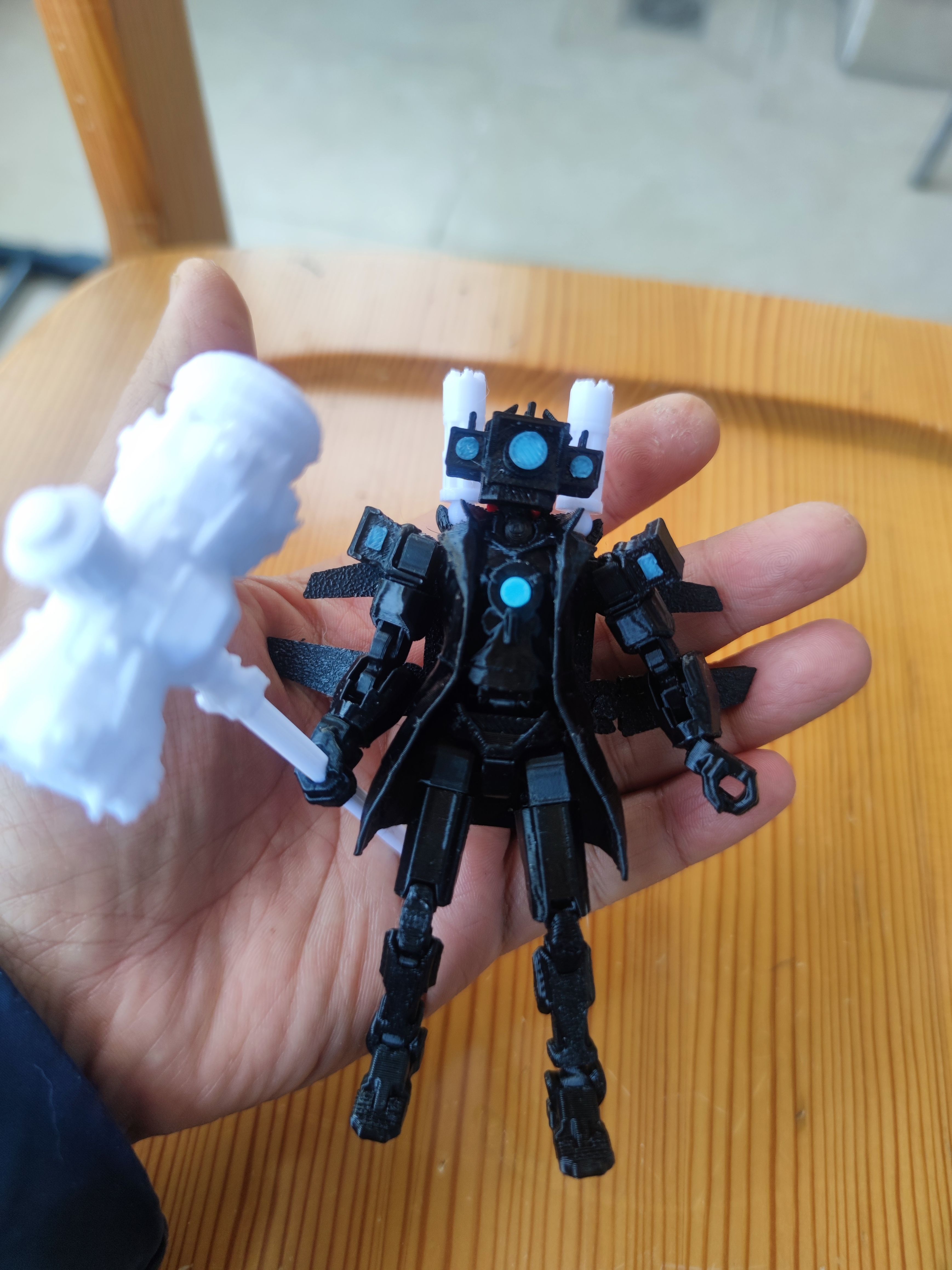 Q版泰坦监控人 多手势+武器 全身可动 3d打印玩具