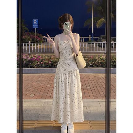 实拍有货 法式度假白色波点吊带连衣裙女收腰温柔设计高级感长裙