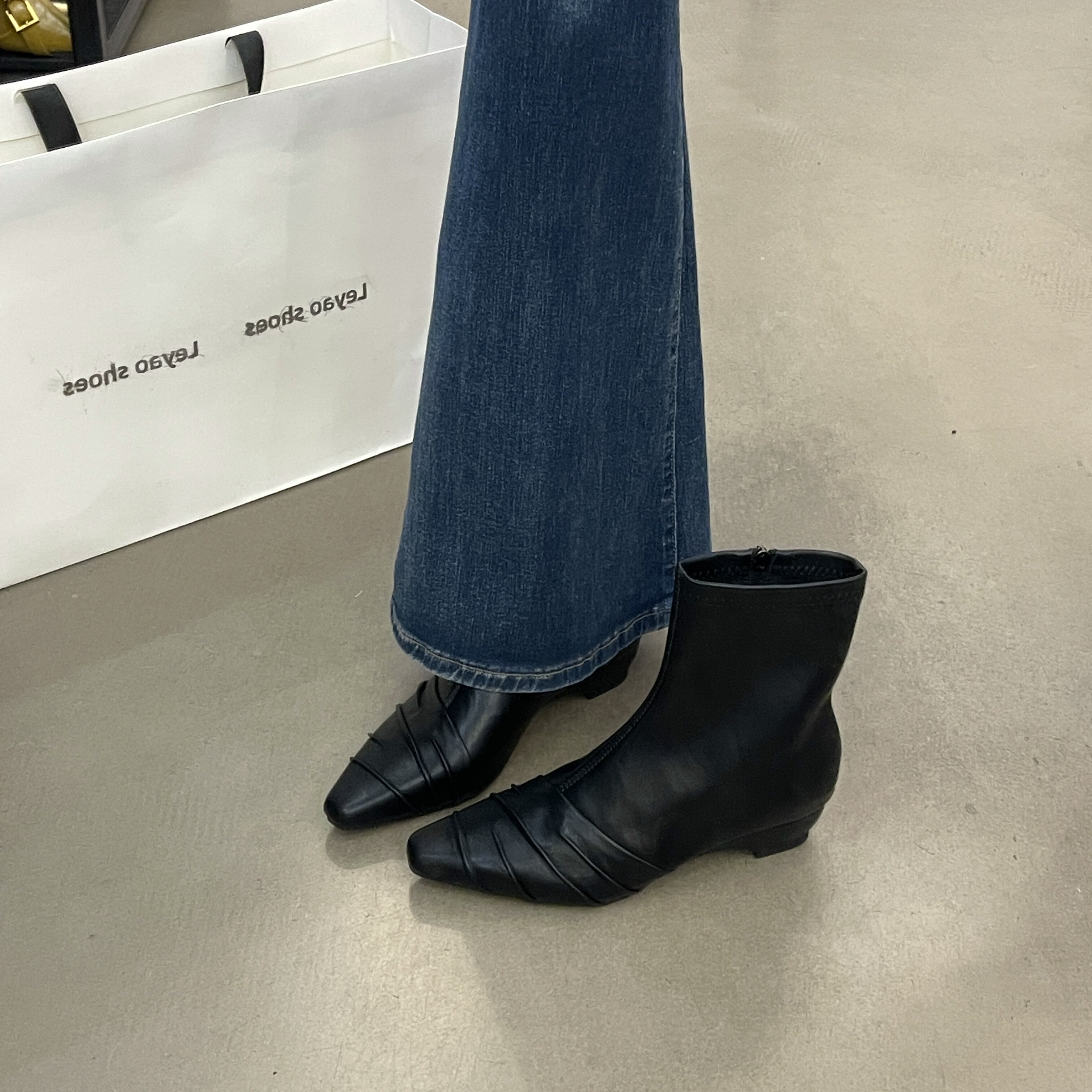 韩版黑色尖头低跟车缝线女短靴