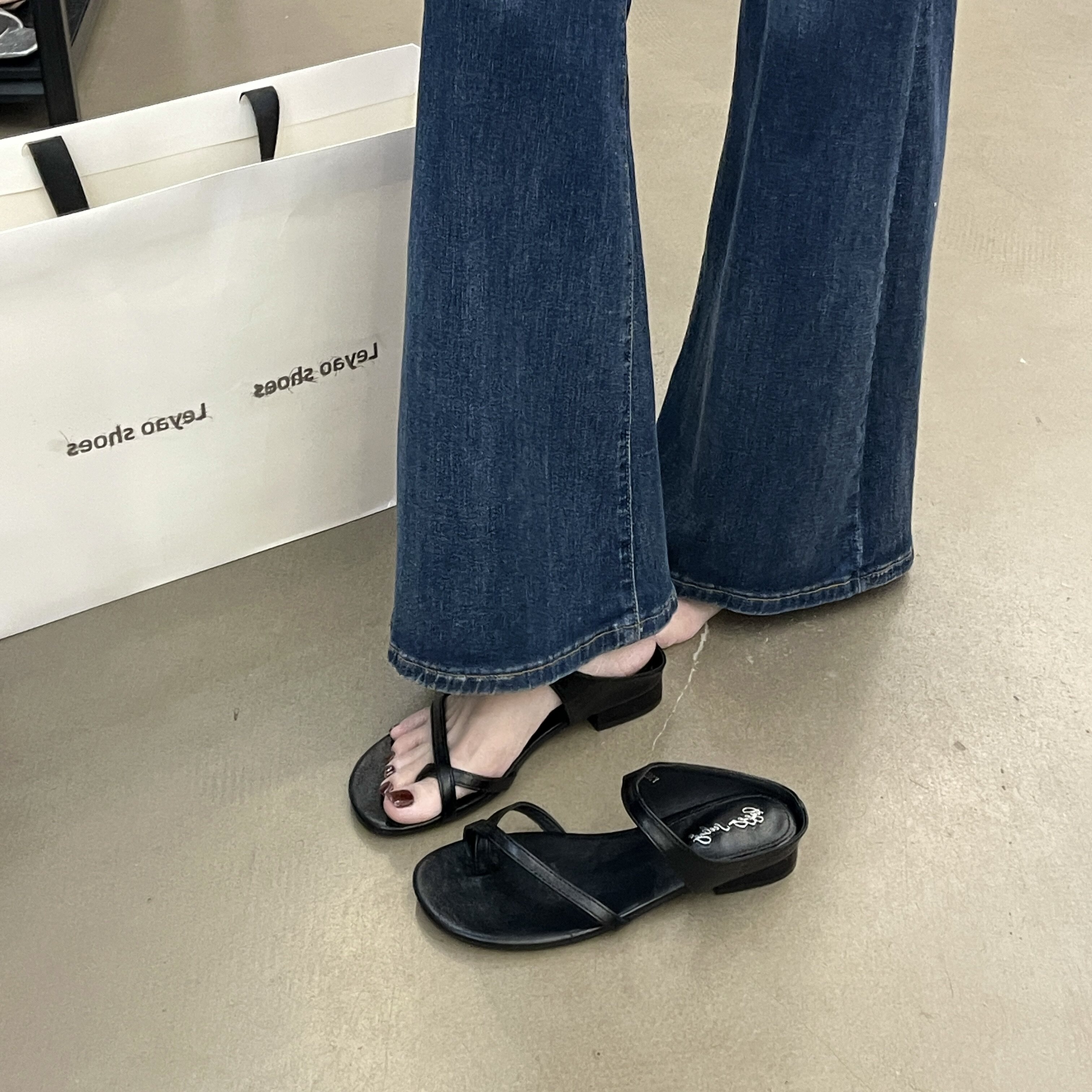黑色女夏百搭平底夹趾人字拖