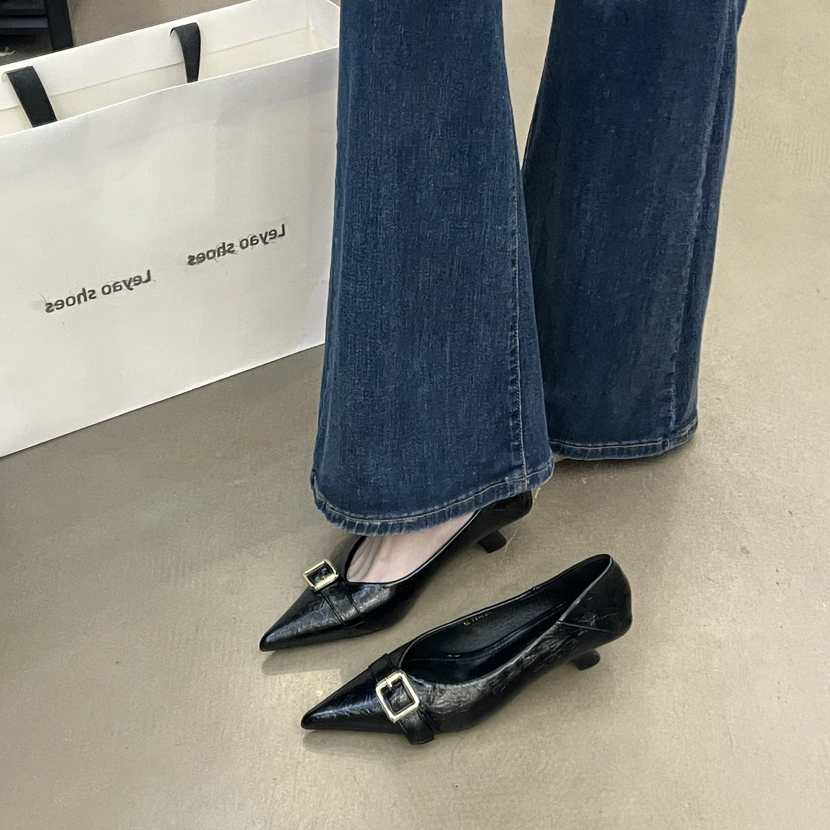漆皮尖头细跟金属扣玛丽珍女鞋