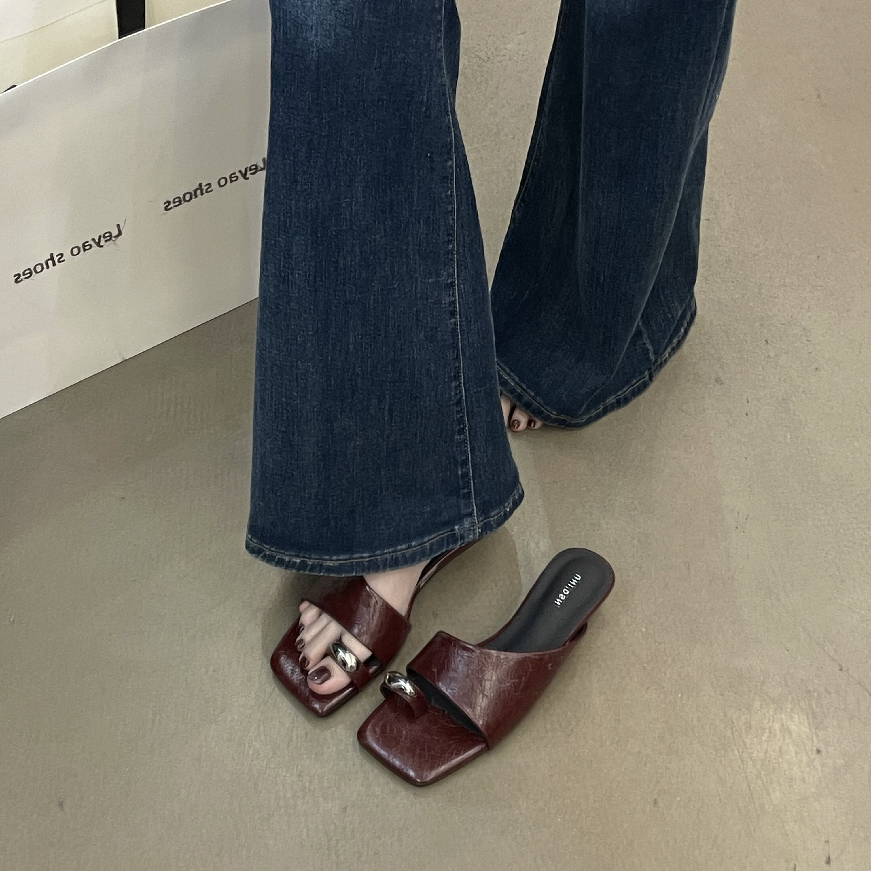 休闲风金属套趾低跟一字拖女夏外穿百搭方头凉拖鞋不累脚露趾拖鞋