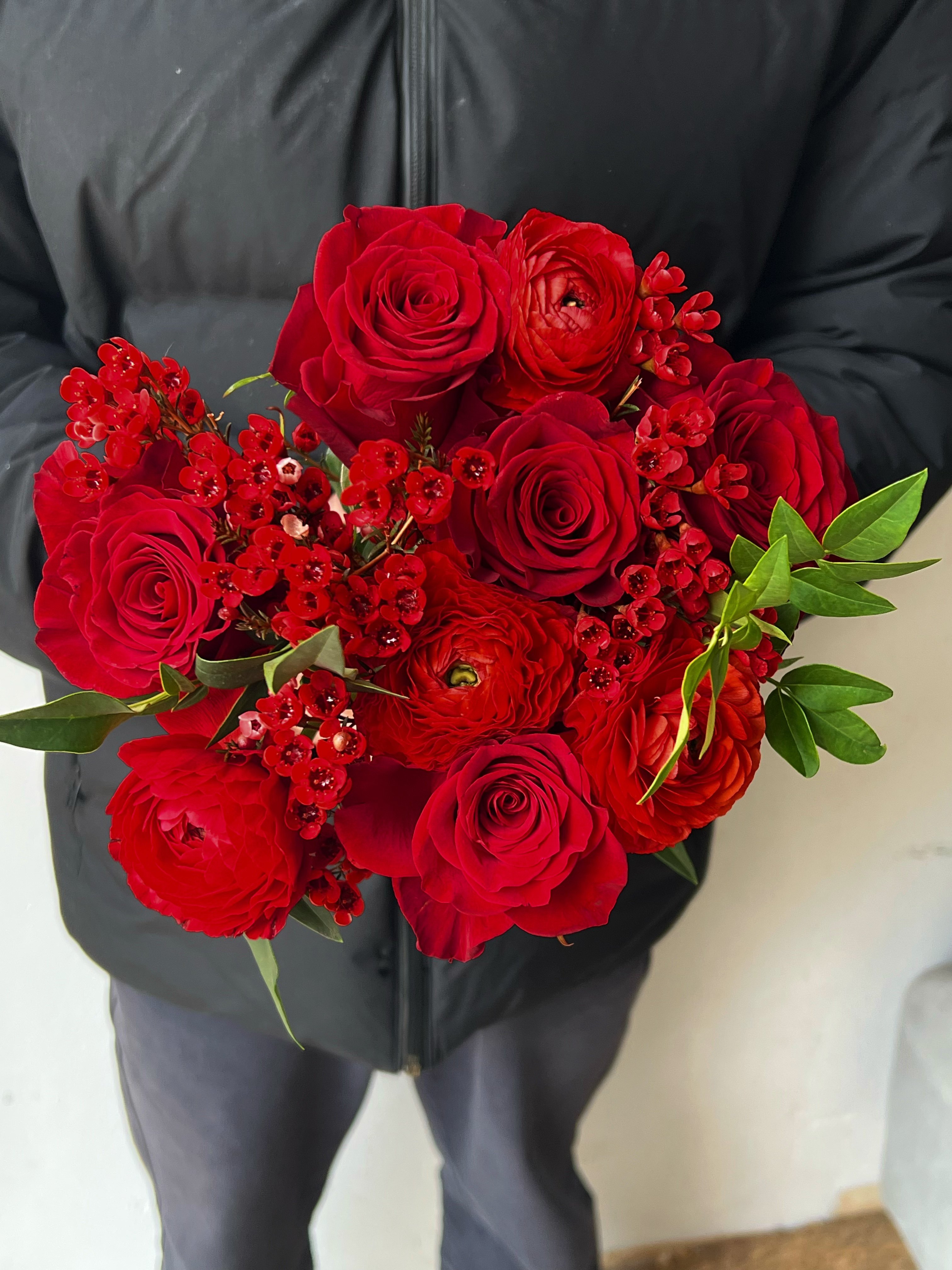 新年鲜花混搭花束包月鲜花玫瑰洋牡丹腊梅白色家庭客厅水养鲜切花