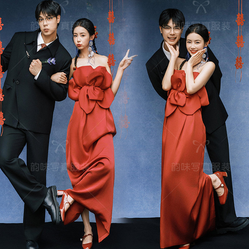 影楼新款拍照主题红色缎面抹胸礼服婚纱室内情侣拖尾蝴蝶结摄影服