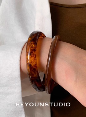 琥珀色叠戴别样素圈手镯新中式
