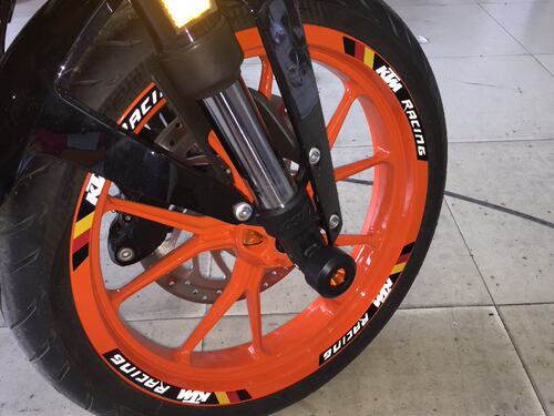 个性非整圈KTM RACING钢圈贴花，强力防水反光，粘性持久，24元4条起售(钢圈每面贴一条)，建议一部车每面至少贴三条效果更好。默认发17寸的，KTM系列摩托车很多是前后轮不一样的，请购买时一定留言说明车子的前后轮钢圈尺寸