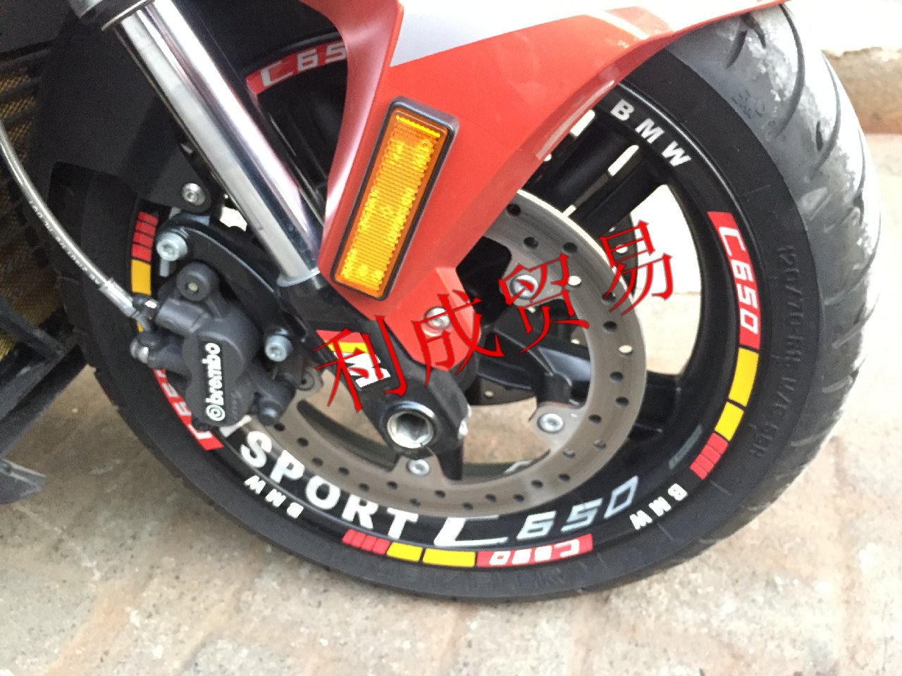 个性多色拼贴的整圈宝马C650轮毂反光贴，强力防水反光，另外还配有特别定制的加宽型大钢圈贴纸。接受定制其它各种车型的钢圈贴