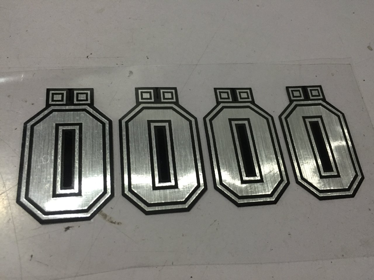 12元一条4个标志。默认发黑底+拉丝银,其它颜色请留言或联系客服说明