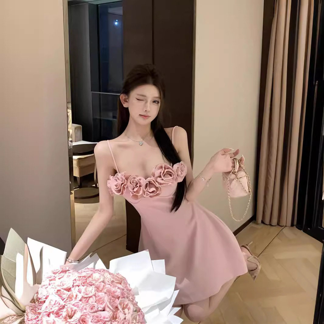 立体花朵性感吊带连衣裙女夏季法式显瘦短裙小众粉色收腰蓬蓬裙子