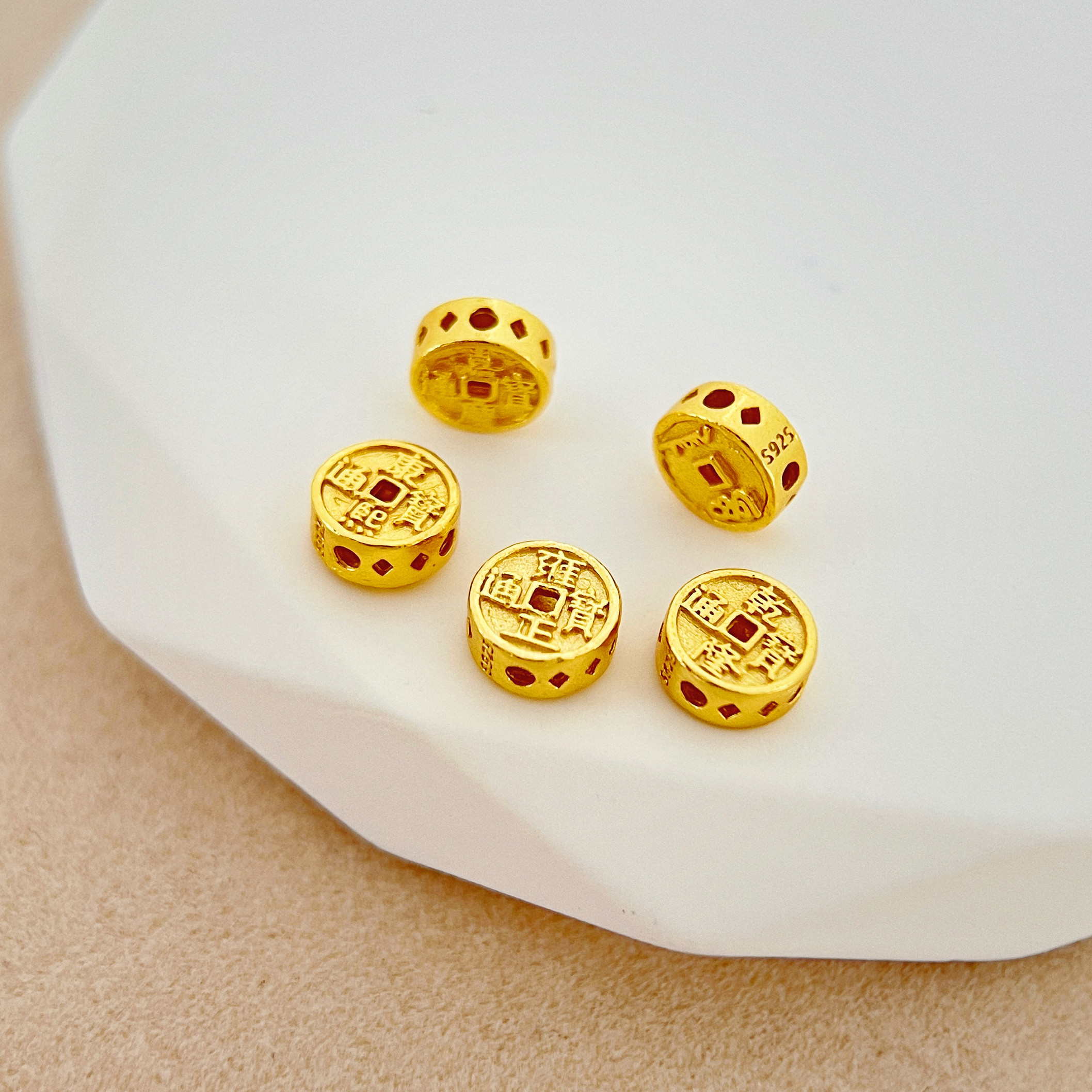 S925古法银镀金錾刻招财进宝乾隆通宝隔珠背云diy饰品编绳手链扣