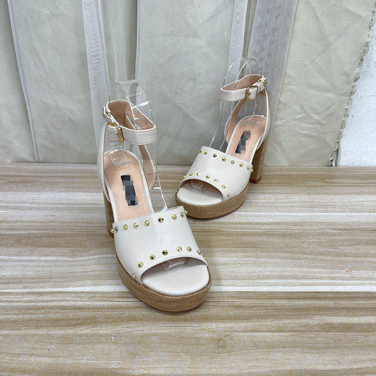 外贸原单女鞋时尚圆头纯色厚底粗高跟铆钉一字扣防水台时装凉鞋