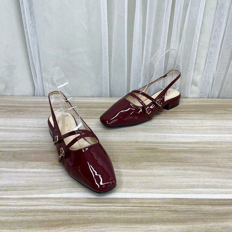 皮带装饰一字扣粗跟包头凉鞋女鞋
