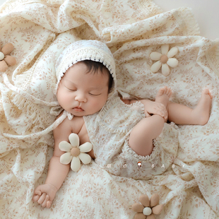 新生儿宝宝拍照家居纪实风主题影楼婴儿满月照服装摄影工作室道具