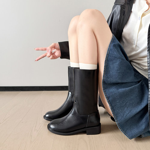 法式真皮圆头中筒骑士靴女2026年平底百搭气质显瘦配裙子粗跟短靴
