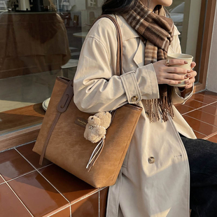高级感女士上班通勤包大容量托特包可放电脑文件包复古单肩大包包