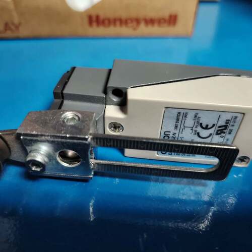 可维修欧姆龙 D4V-8108SZ-N无盒，介意勿拍议价