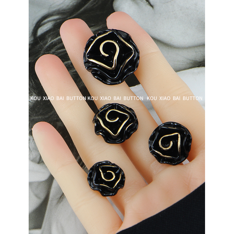 蔻筱白立体玫瑰金属扣大衣纽扣