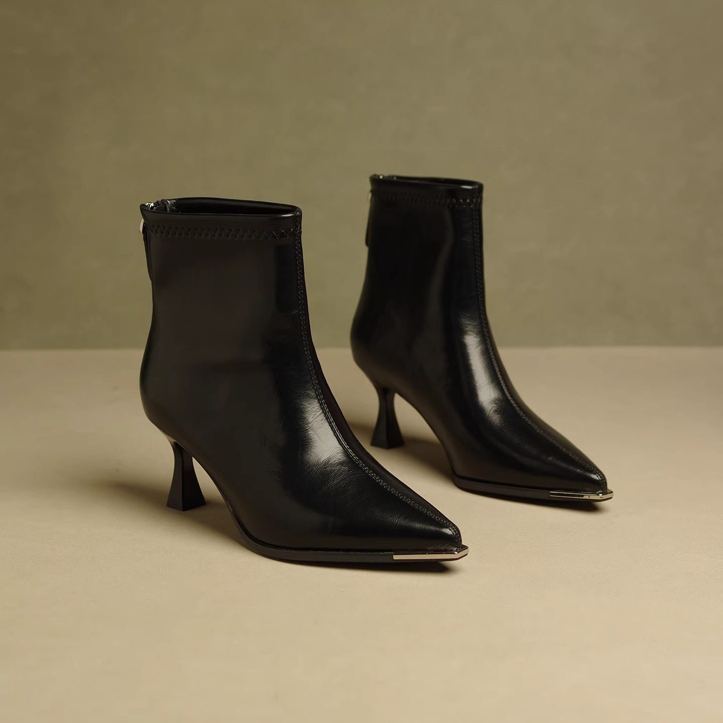 黑色软皮短靴女2025新款金属尖头细跟时尚后拉链中跟百搭高跟鞋冬