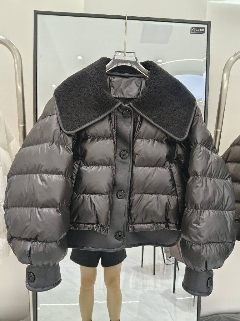 2025冬新款韩版洋气大翻领拼接皮毛一体加厚羽绒服女短款欧货外套