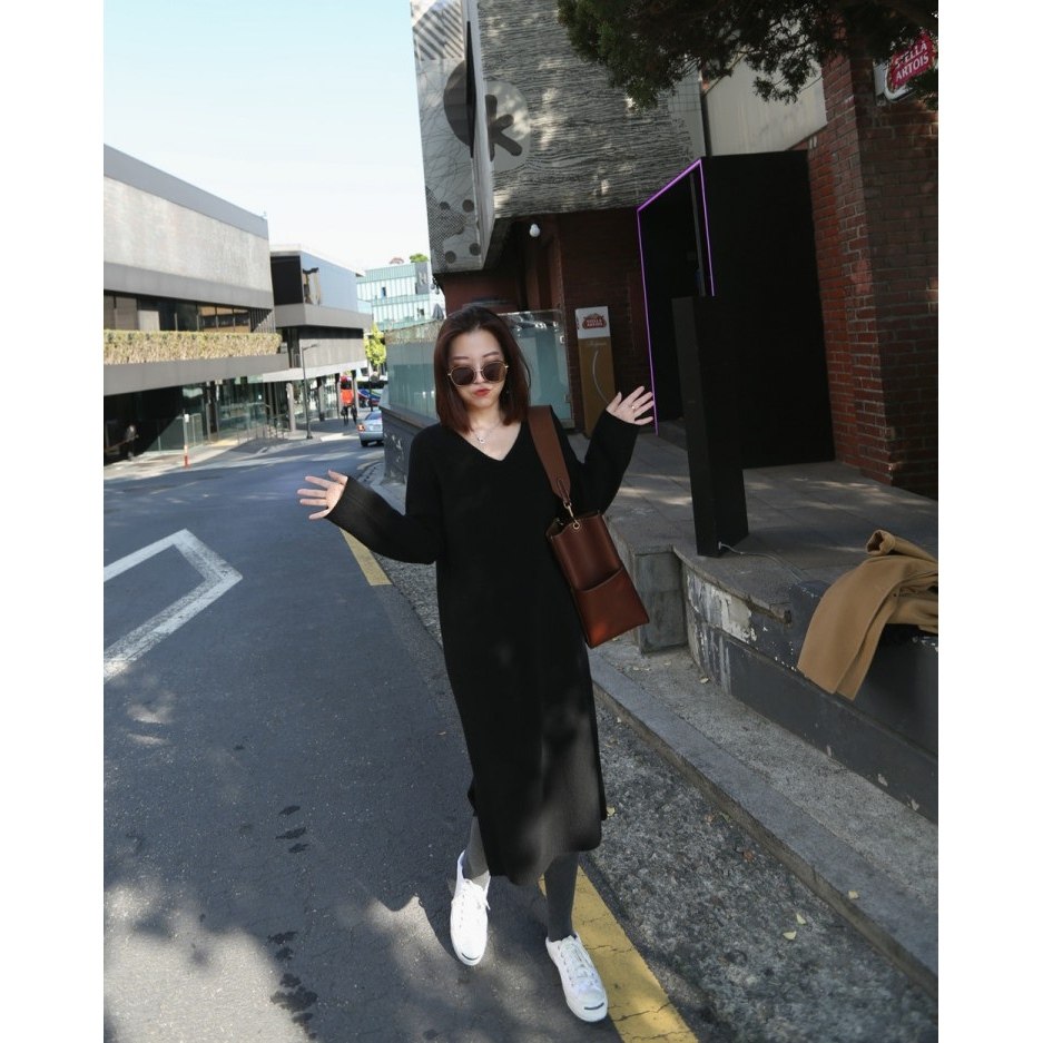 秋冬新款韩版V领中长款过膝长袖针织连衣裙女宽松显瘦打底毛衣裙