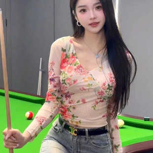 春季新款纯欲辣妹t恤独特别致小衫法式复古V领长袖印花网纱女上衣