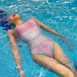 美人鱼幻色鱼鳞专业泳衣女高级感竞速连体低叉露背游泳馆专用温泉