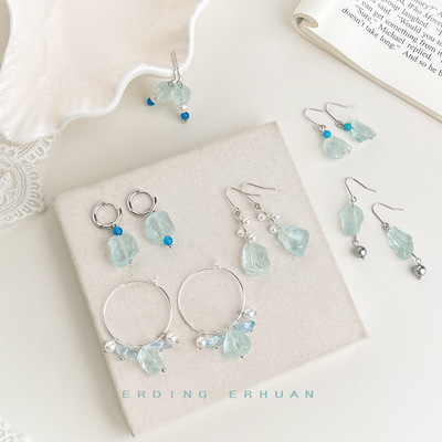 天然石透感蓝水晶碎石耳环