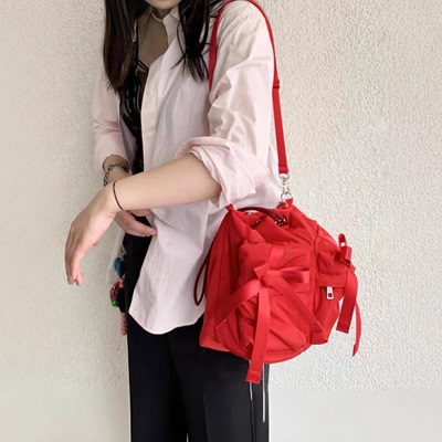 红色蝴蝶结斜挎包单肩包轻便百搭