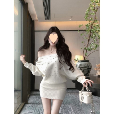 法式不规则白色斜肩针织连衣裙女秋冬季修身内搭毛衣裙包臀短裙子