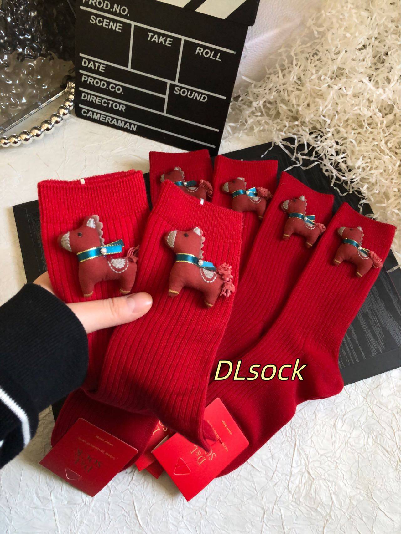 DLSOCK2025秋冬新款新年红袜子女可爱卡通小马中筒袜时尚百搭潮袜