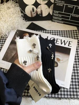 DL秋冬新款欧货重工字母布标中筒破洞袜子女网红时尚简约堆堆袜