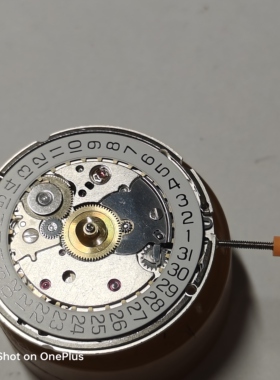 瑞士原装ETA2824-2机芯，V8天文台认证，走时精准，入手即可组装