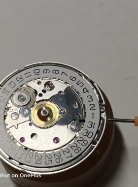 瑞士原装ETA2824-2机芯，V8天文台认证，走时精准，入手即可组装