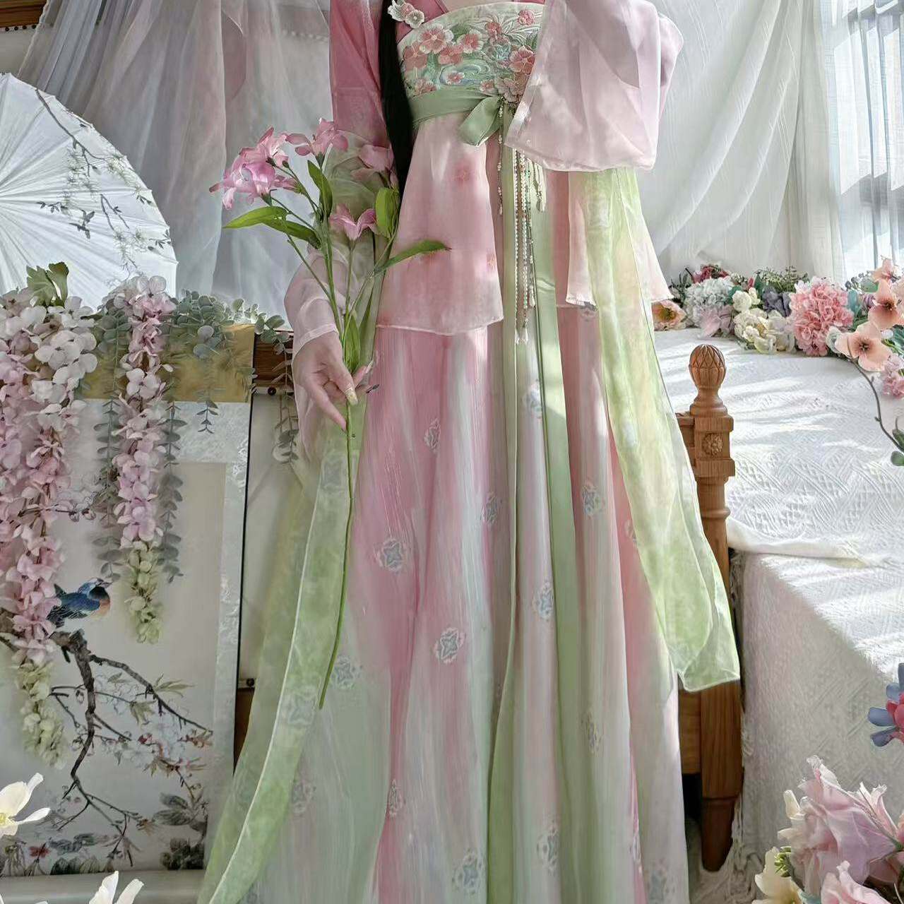 春江暖水唐制齐胸绣花吊带裙